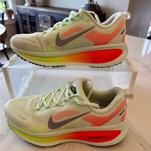 Nike Mens Vomero Plus 18 Running Shoes